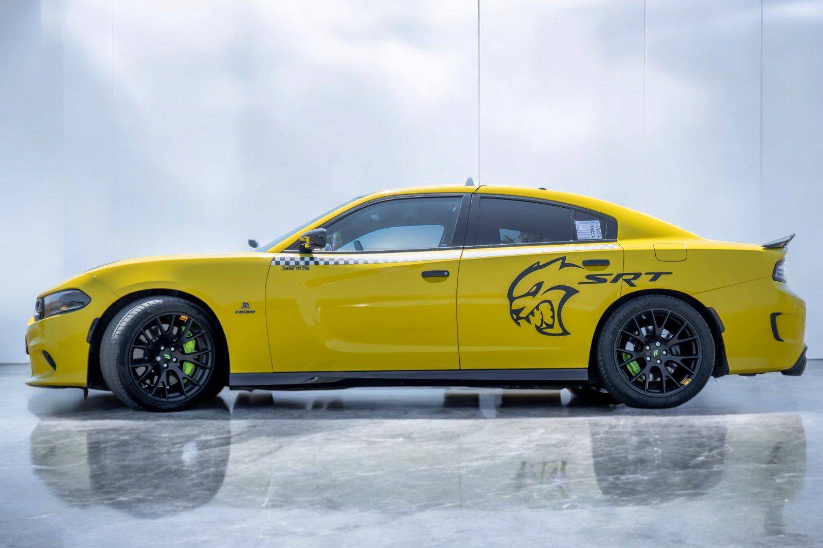 Такси Китен-Приморско — жълт Dodge Charger SRT, страничен изглед