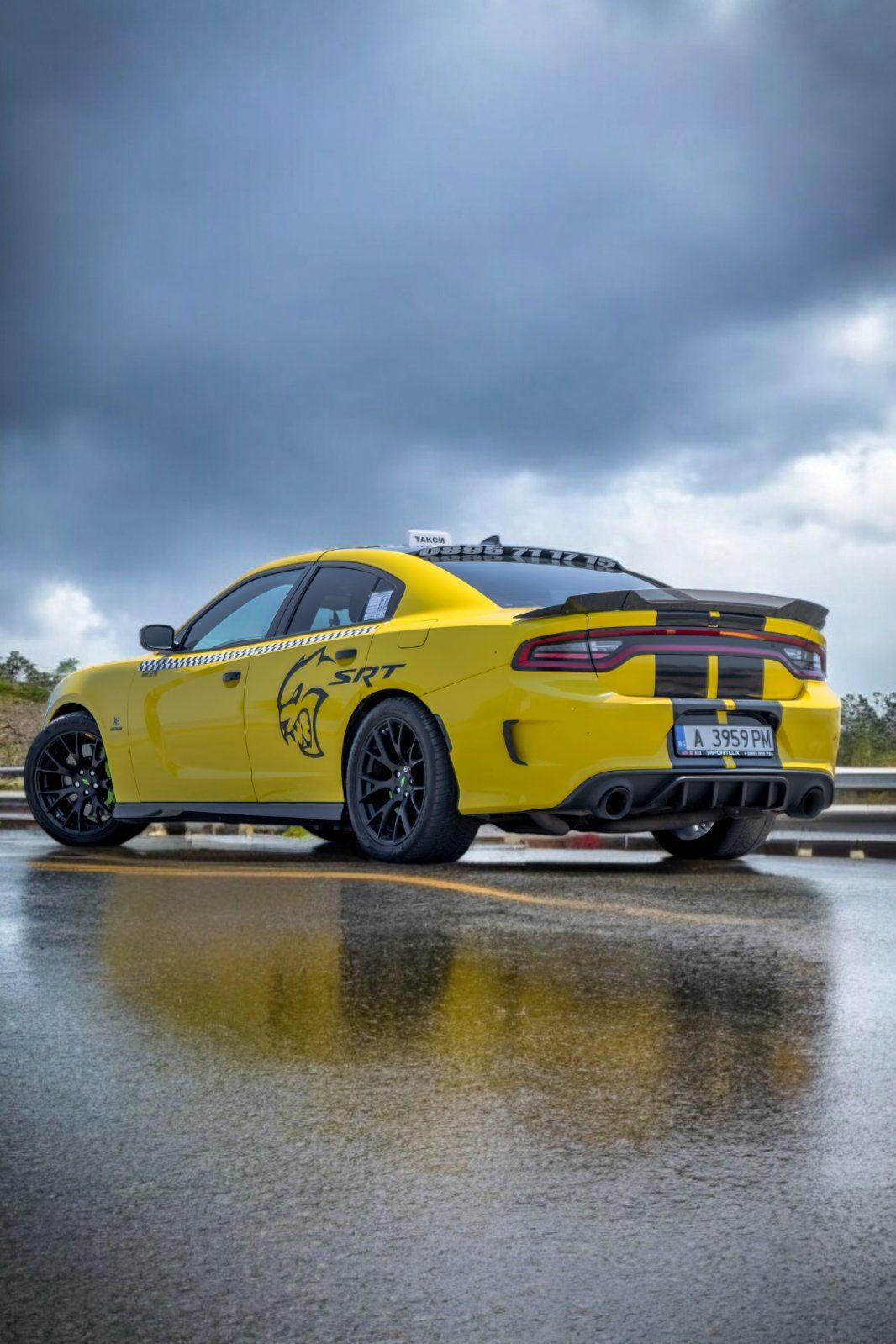Dodge Charger SRT такси под дъждовно небе