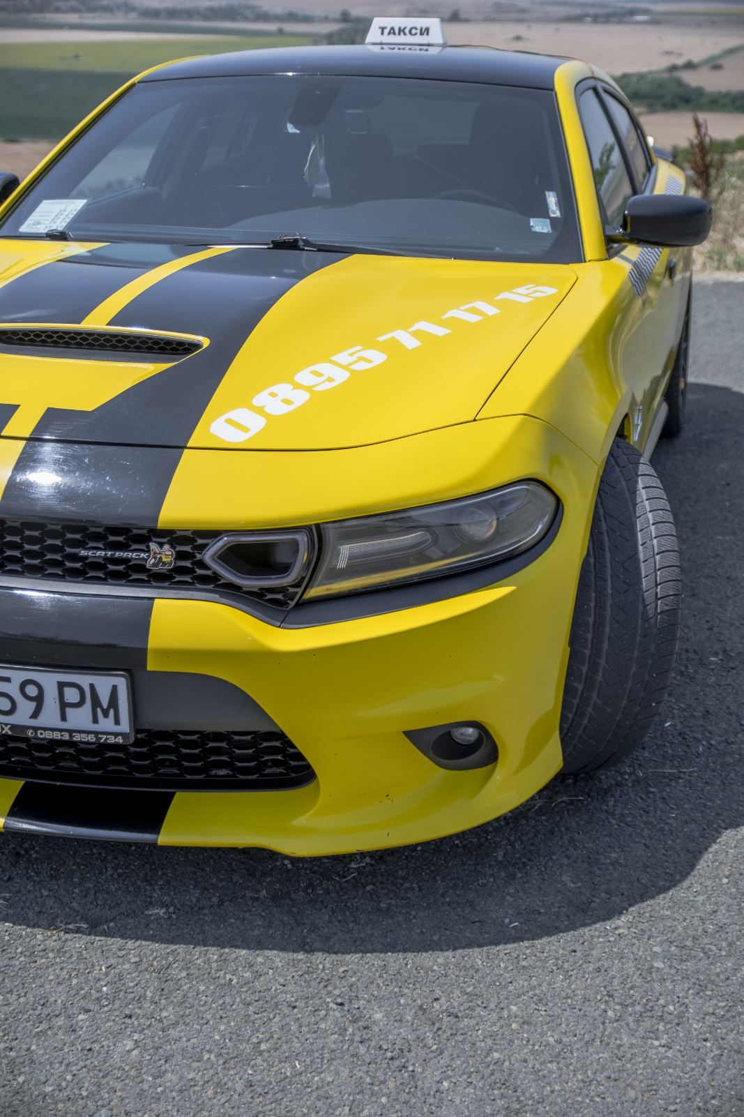 Dodge Charger SRT — отпред, с телефон за заявки