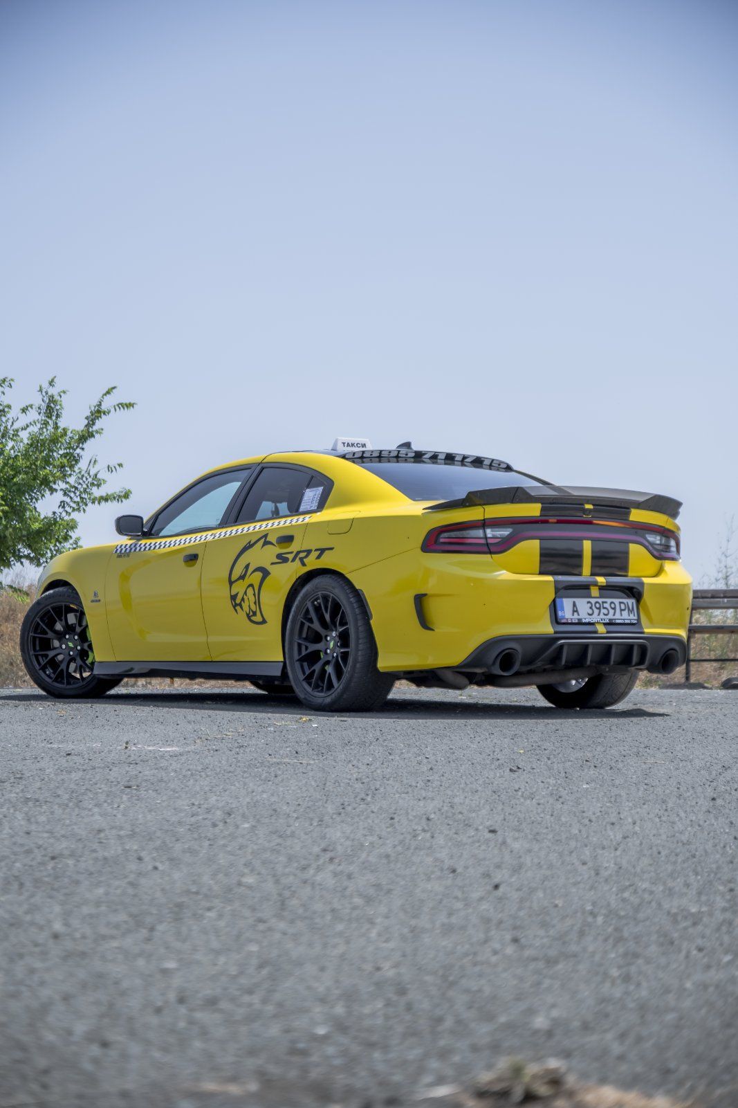 Dodge Charger SRT такси — заден изглед
